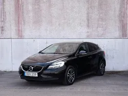 Svart (svartmetallic) Begagnad 2017 Volvo V40 Kombi | 139 900 kr (Marknadspris)