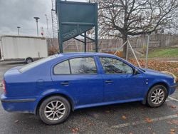 Blå Begagnad 2003 Skoda Octavia Classic Halvkombi | 12 999 kr (Marknadspris)