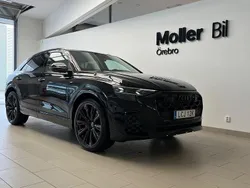 Svart (mytsvart metallic) Ny 2025 Audi Q8 Design SUV | 1 351 800 kr (Marknadspris)