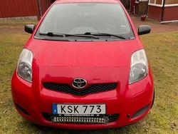 Röd Begagnad 2010 Toyota Yaris Halvkombi | 33 000 kr (Marknadspris)