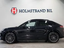 Svart Begagnad 2024 Porsche Macan Turbo Sport SUV | 1 199 900 kr