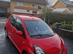 Röd Begagnad 2013 Toyota Aygo Halvkombi | 50 000 kr (Marknadspris)