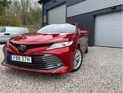 Röd Begagnad 2019 Toyota Camry Hybrid Executive Sedan | 285 000 kr (Marknadspris)