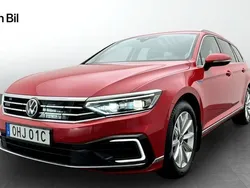 Röd Begagnad 2023 VW Passat Business Kombi | 359 900 kr (Lite dyr)