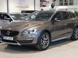 Brun Begagnad 2015 Volvo V60 CC Summum Kombi | 179 900 kr (Dyr)