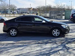 Svart Begagnad 2013 Volvo S60 R-Design Sedan | 149 000 kr (Dyr)
