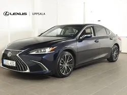Mörkblå (deep blue metallic) Begagnad 2023 Lexus ES300H Executive Line Sedan | 449 900 kr (Dyr)