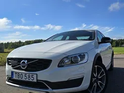Vit Begagnad 2018 Volvo S60 CC Momentum Sedan | 230 000 kr