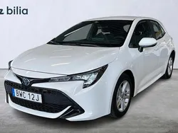 Vit Begagnad 2022 Toyota Corolla Hybrid Active Halvkombi | 249 900 kr (Marknadspris)