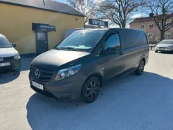 Vit (vit/folierad mattsvart) Begagnad 2017 Mercedes Vito Minibuss | 132 000 kr (Bra pris)