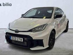 Vit Ny 2025 Toyota Yaris Halvkombi | 639 900 kr