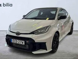 Vit Ny 2025 Toyota Yaris Halvkombi | 639 900 kr (Dyr)