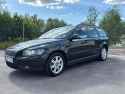 Mörkgrön (grön) Begagnad 2007 Volvo V50 Momentum Kombi | 35 900 kr (Marknadspris)