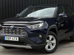 Mörkblå Begagnad 2021 Toyota RAV4 Hybrid Active SUV | 304 900 kr (Marknadspris)