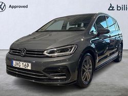 Mörkgrå Begagnad 2024 VW Touran R-line Minibuss | 389 900 kr (Marknadspris)