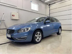 Blå Begagnad 2016 Volvo V60 Momentum Kombi | 157 000 kr (Marknadspris)