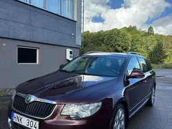 Mörkröd Begagnad 2010 Skoda Superb Elegance Kombi | 59 000 kr (Marknadspris)