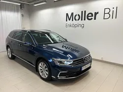 Blå (aquamarine blue metallic) Begagnad 2024 VW Passat GTE Kombi | 389 900 kr (Marknadspris)