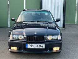 Mörkblå Begagnad 1996 BMW 328 Sportkupé | 110 000 kr