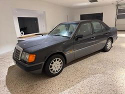 Mörkblå Begagnad 1992 Mercedes E200 Sedan | 34 900 kr