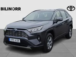Mörkgrå Ny 2025 Toyota RAV4 Hybrid Active SUV | 433 800 kr (Bra pris)