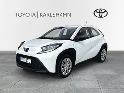 Vit Begagnad 2022 Toyota Aygo Play Halvkombi | 169 900 kr (Marknadspris)