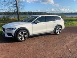 Vit Begagnad 2020 Volvo V60 CC Momentum Kombi | 239 000 kr (Marknadspris)