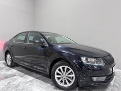 Svart Begagnad 2014 Skoda Octavia Halvkombi | 99 900 kr (Marknadspris)