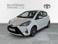 Ljusgrå Begagnad 2017 Toyota Yaris Hybrid Edition Halvkombi | 179 900 kr (Marknadspris)