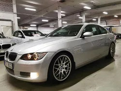 Ljusgrå Begagnad 2007 BMW 335 Comfort Edition Sportkupé | 184 900 kr (Marknadspris)