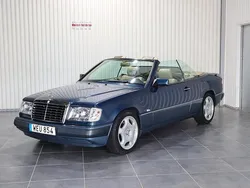 Blå Begagnad 1993 Mercedes E300 Cab | 189 900 kr