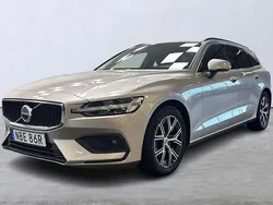 Ljusgrå Begagnad 2022 Volvo V60 Core Kombi | 319 900 kr (Marknadspris)