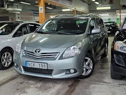 Ljusgrå Begagnad 2012 Toyota Verso Minibuss | 99 999 kr (Lite dyr)