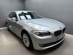 Ljusgrå (grå) Begagnad 2012 BMW 530 Sedan | 149 900 kr (Marknadspris)