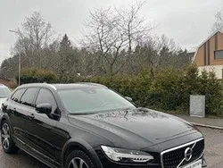 Svart Begagnad 2017 Volvo V90 CC Momentum Kombi | 200 000 kr (Lite dyr)