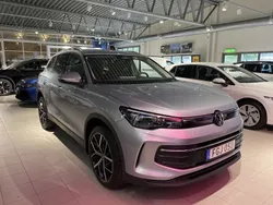Silver (oyster silver metallic) Ny 2025 VW Tiguan Life SUV | 568 100 kr (Lite dyr)