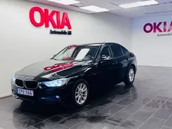 Svart Begagnad 2015 BMW 318 Sport Line Sedan | 139 900 kr (Marknadspris)