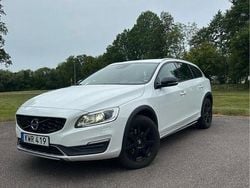 Vit Begagnad 2016 Volvo V60 CC Momentum Kombi | 115 000 kr (Bra pris)