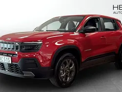 Röd (red) Ny 2025 Jeep Avenger Longitude SUV | 329 900 kr (Marknadspris)