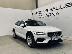 Vit Begagnad 2021 Volvo V60 CC Momentum Kombi | 244 900 kr (Marknadspris)