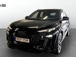 Svart Begagnad 2024 Audi Q6 e-tron S-Line SUV | 999 900 kr