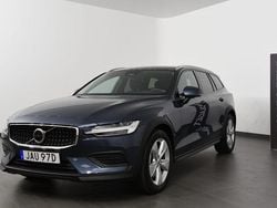 Mörkblå (blå) Begagnad 2024 Volvo V60 CC Core Kombi | 415 800 kr (Marknadspris)