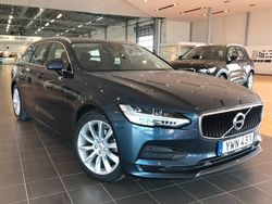 Mörkblå Begagnad 2018 Volvo V90 Momentum Kombi | 275 000 kr (Marknadspris)