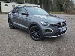 Grå Begagnad 2021 VW T-Roc SUV | 245 000 kr (Marknadspris)