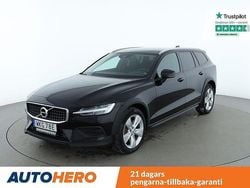 Svart Begagnad 2021 Volvo V60 CC Momentum Kombi | 309 000 kr (Marknadspris)