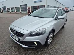 Ljusgrå (silver metallic) Begagnad 2013 Volvo V40 CC Momentum Kombi | 139 000 kr (Marknadspris)