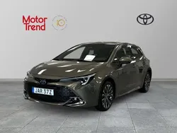 Grön Begagnad 2024 Toyota Corolla Hybrid Style Halvkombi | 314 900 kr (Marknadspris)