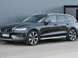 Svart Begagnad 2021 Volvo V60 CC Kombi | 319 900 kr (Marknadspris)