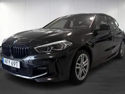 Svart (black) Begagnad 2021 BMW 118 M Sport Halvkombi | 259 900 kr (Lite dyr)