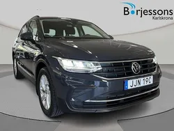 Grå Begagnad 2021 VW Tiguan Life SUV | 264 000 kr (Marknadspris)